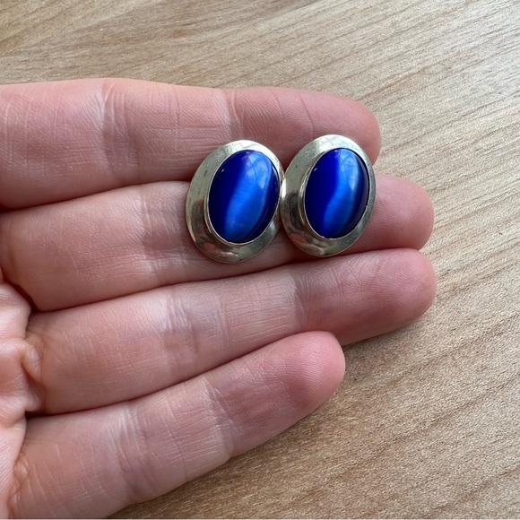 Vintage Sterling silver earrings with blue cats eye center on posts - Picture 6 of 6